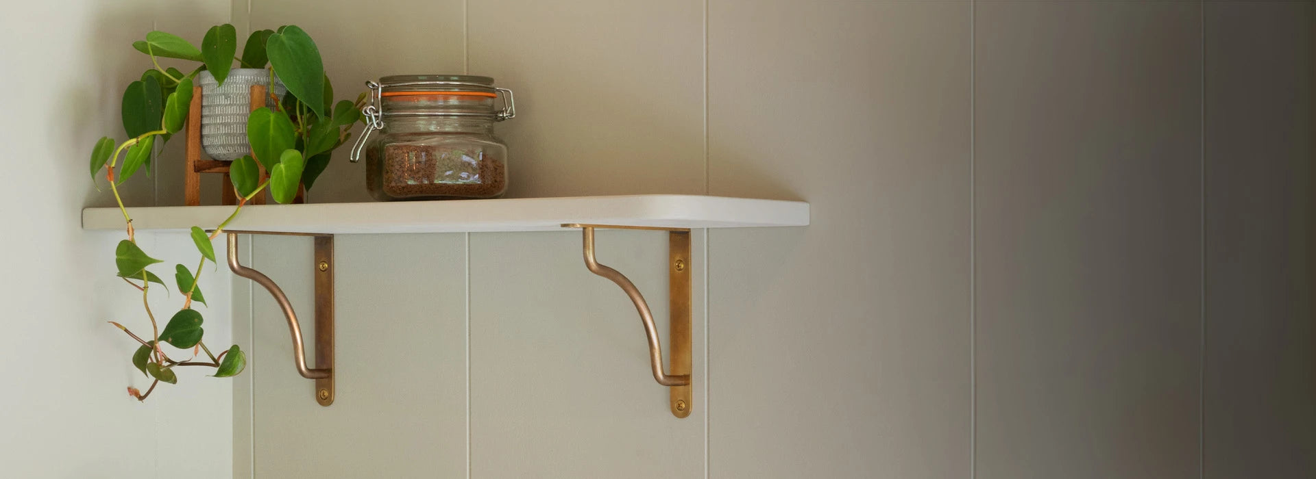 bronzen plankdrager met witte plank