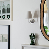 Malvern Kleine Wandlamp in Albast Wit - Gepolijst Nikkel, gemonteerd aan een muur.