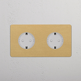 Dubbele afdekplaat van antiek messing met witte inzet voor 2x ronde Schuko Type F stopcontacten.