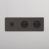 USB-C 30W voedingsmodule en twee Belgische Type E-aansluitingen op een bronzen drievoudige afdekplaat, zwarte inzet.