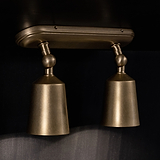 Baylis Dubbele 50mm Spot in Antiek Messing afwerking, met twee plafondlampen.
