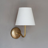 Malvern Medium Wandlamp Alabaster Wit met antieke messing accenten en witte lampenkap op een grijze muur.