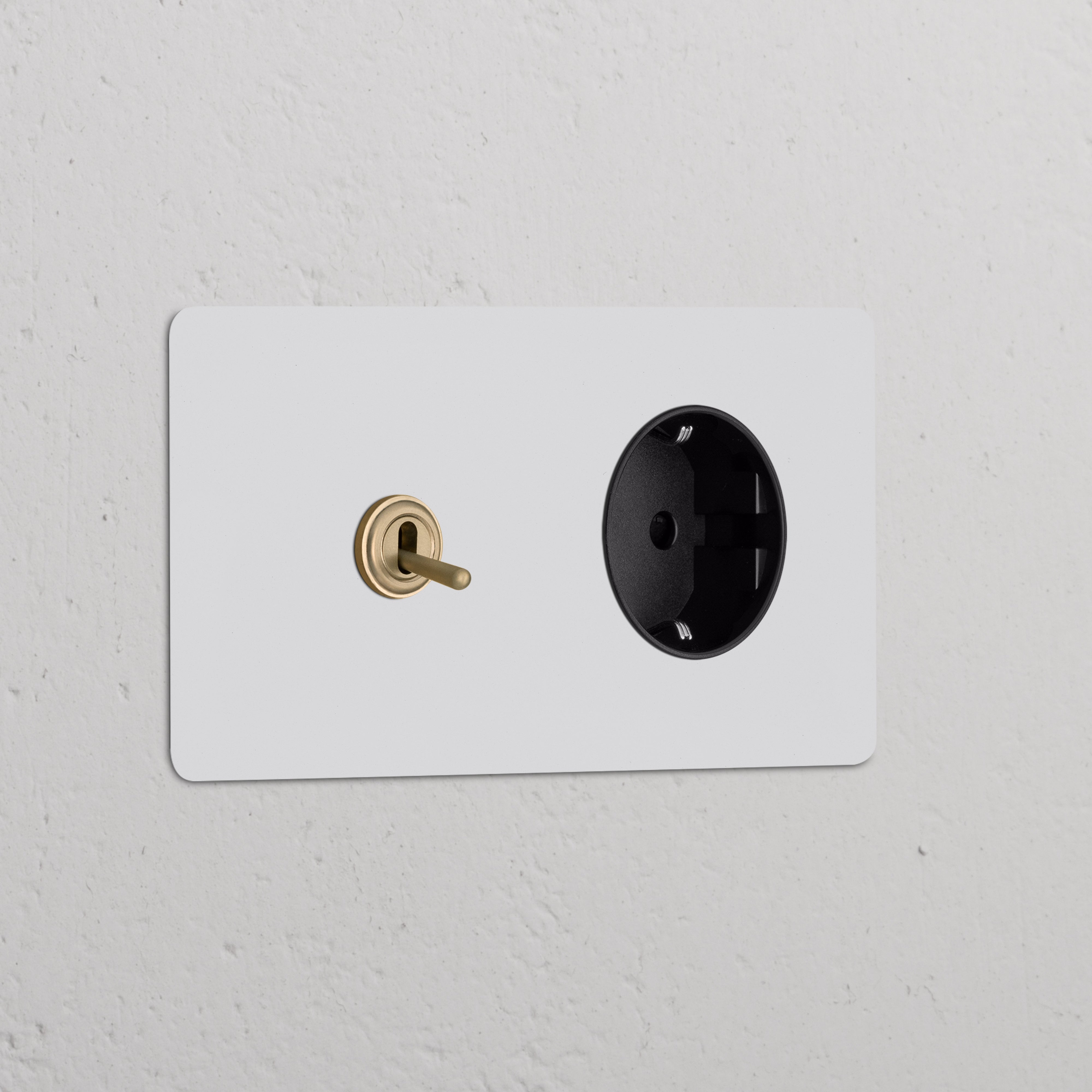 Tuimelschakelaar & Rond Schuko Type F stopcontact met dubbele afdekplaat, antiek messing zwart, op witte muur.