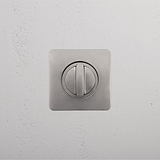Regent Inbouw WC-sleuf in Gepolijst Nikkel, ontworpen voor gebruik in de badkamer, complementeert de witte structuurwand.