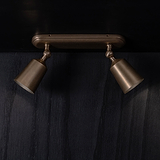 Baylis Dubbele 50mm Spotlight - Antiek Messing, heeft een antieke messing afwerking en is voorzien van twee verstelbare spots.