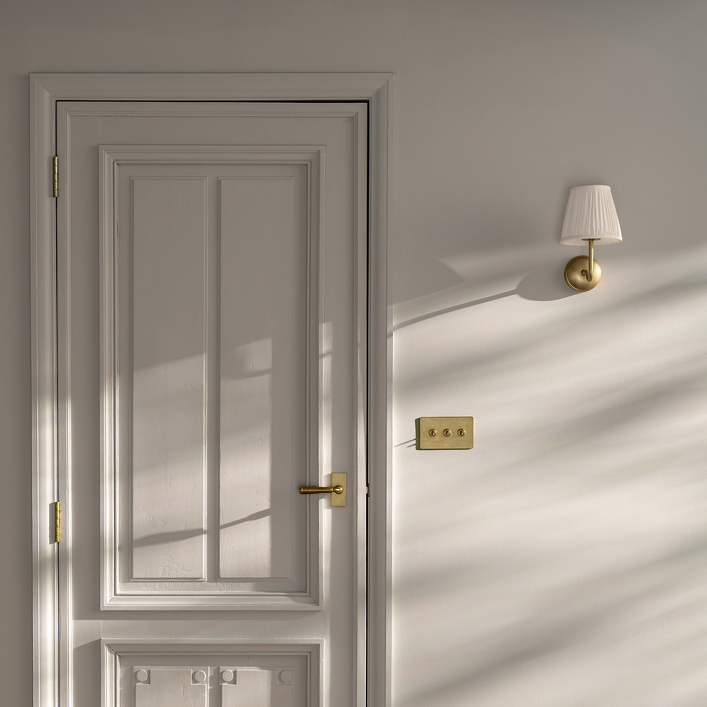 Malvern Medium Wandlamp in Alabaster Wit van dichtbij en onder een hoek
