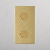 Verticale dubbele dimmer schakelaar, Antiek Messing esthetiek op witte achtergrond