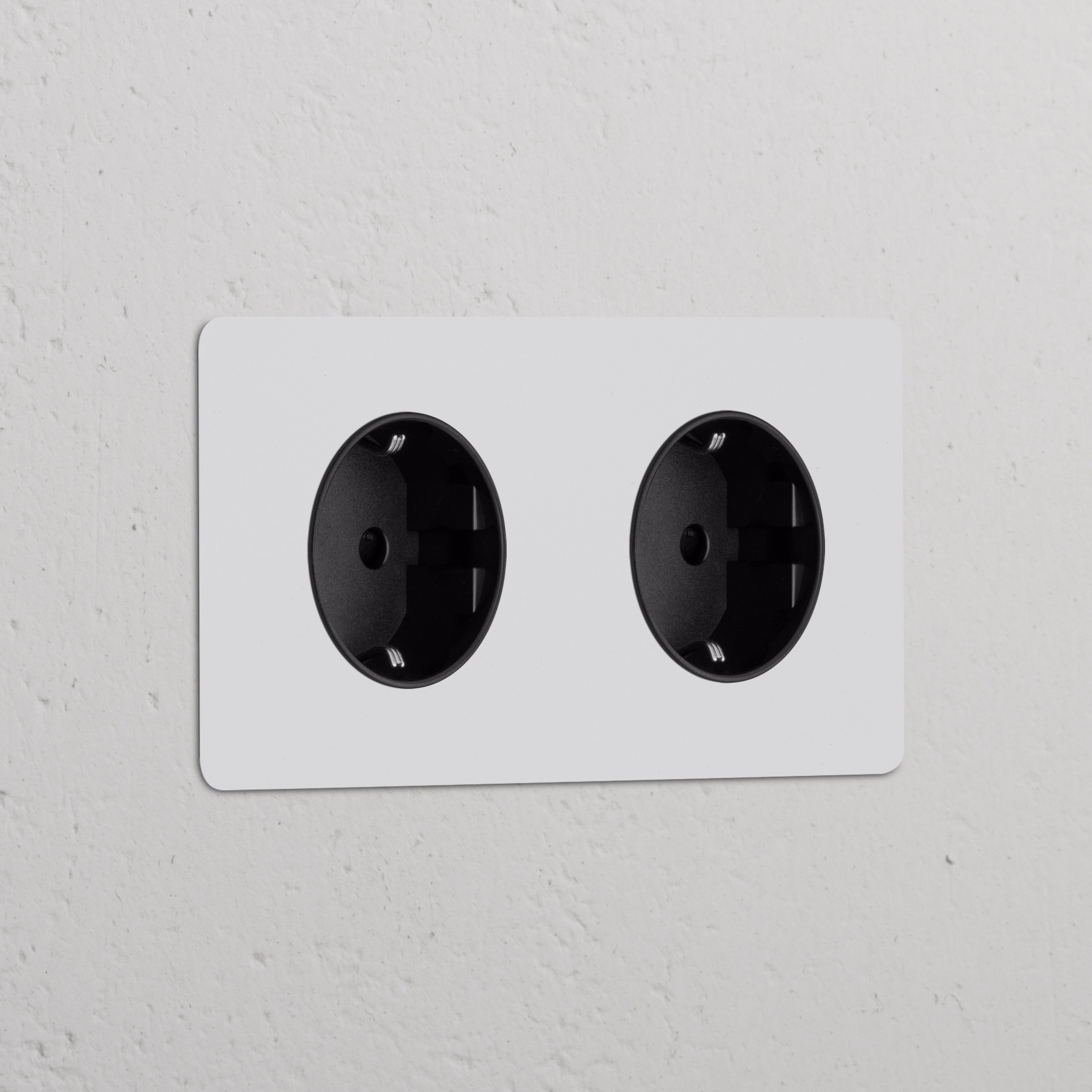 Zwart dubbel Schuko Type F stopcontact, overschilderbare afdekking, voor installatie 'Dubbele Stopcontacten & Voedingsmodules'.