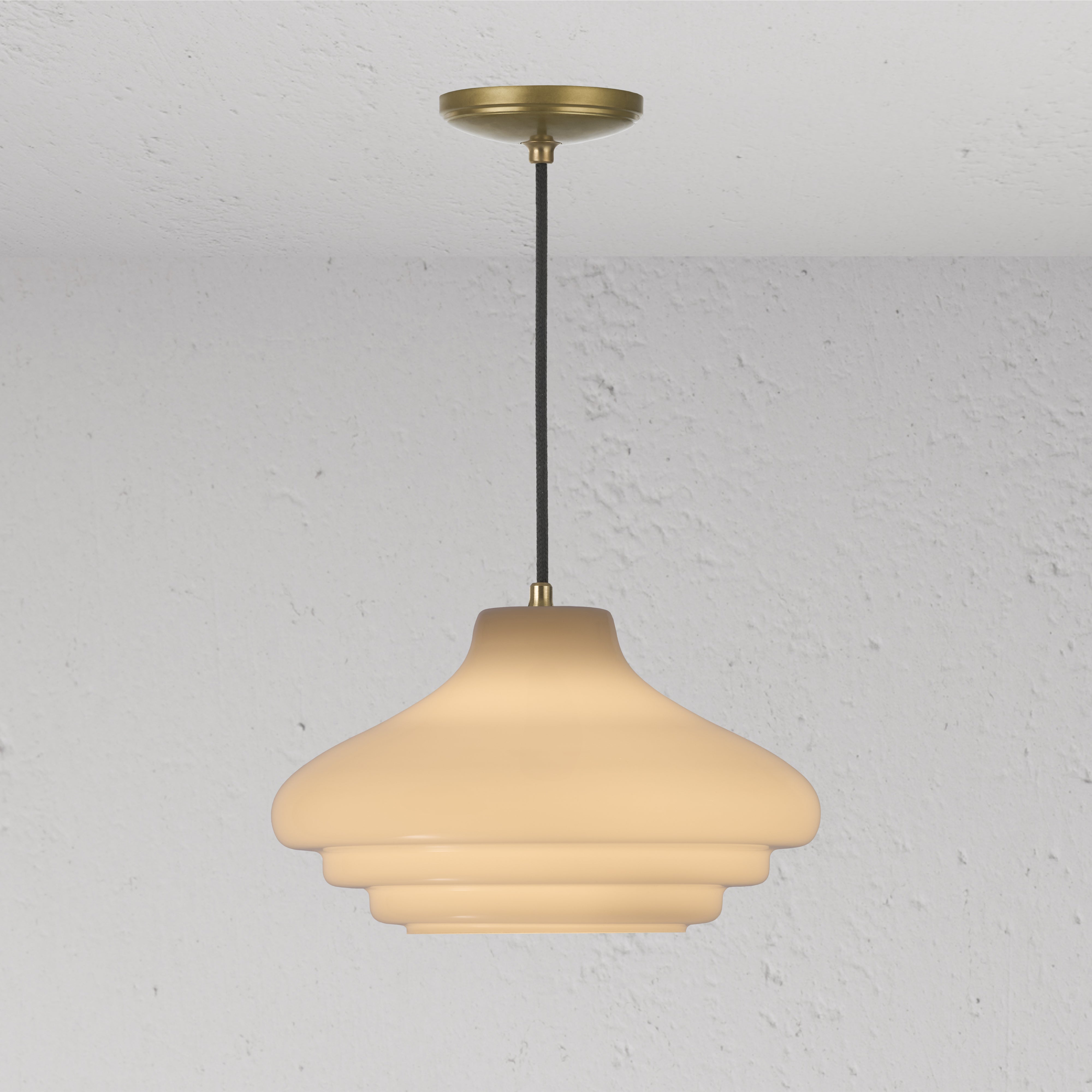 Brookfield Medium Hanglamp Opaalglas in antieke messing afwerking, vintage-stijl hanglamp met opaalglazen kap.