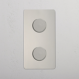 Dubbele verticale lichtintensiteit schakelaar op witte achtergrond: Gepolijst Nikkel dubbele 2x verticale dimmer schakelaar