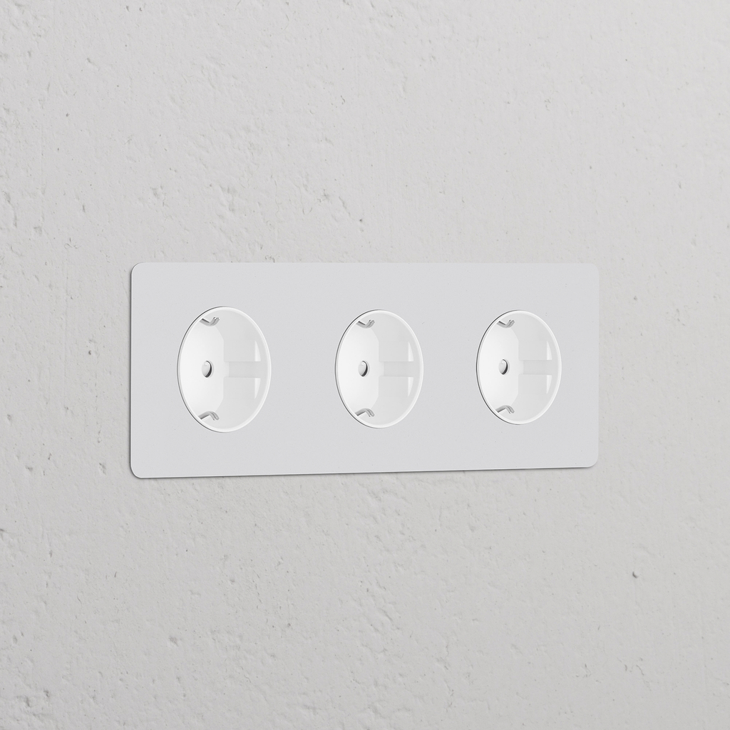 Drievoudige '3x Rond Schuko Type F Stopcontact' in beschilderbaar wit op een textuurachtige witte muur.