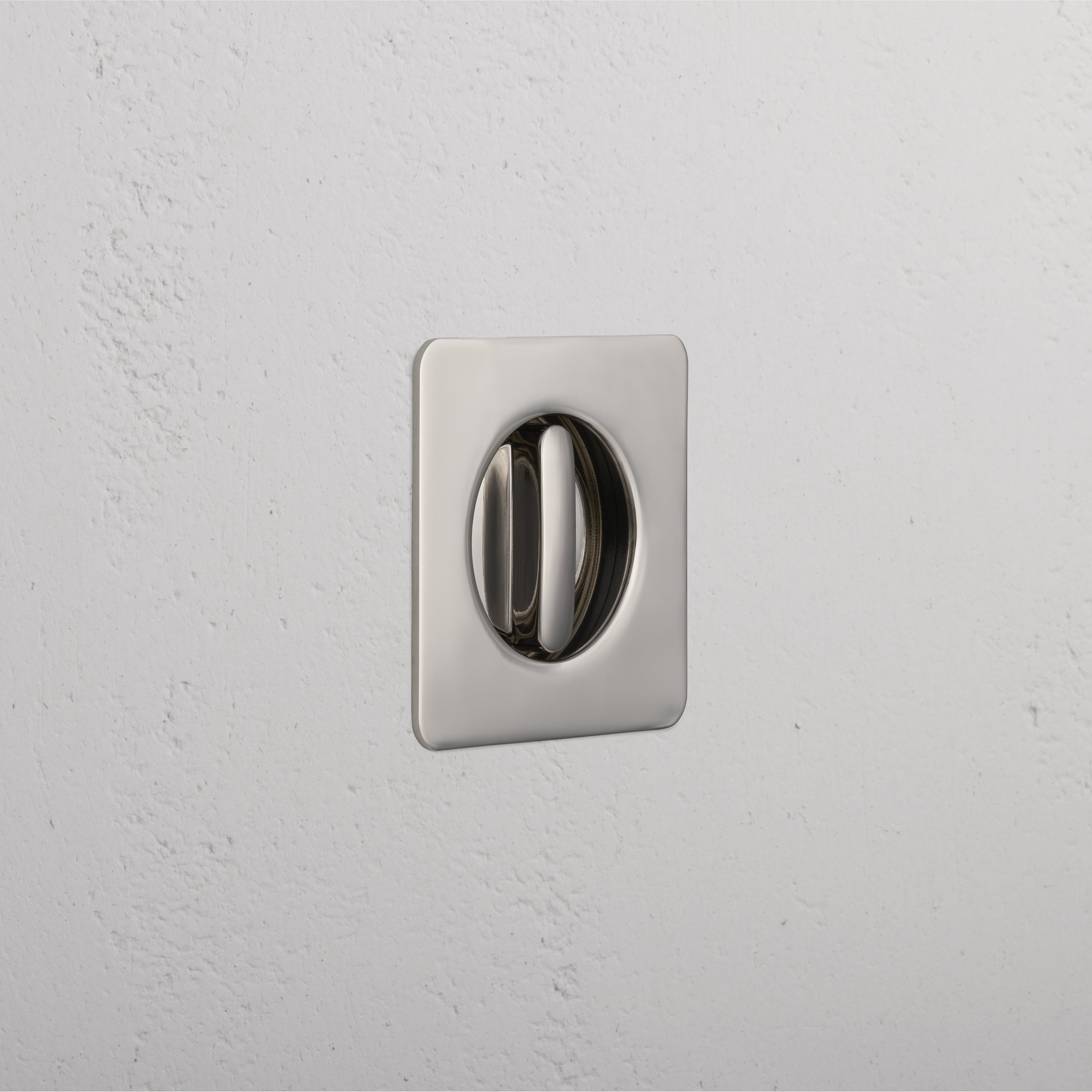 Regent Inbouw WC-sleuf in gepolijst nikkel, een elegante ijzerwaren accessoire voor toiletdeurslagen.