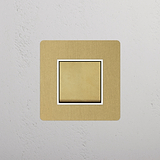 Modern design enkele tuimelschakelaar in Antiek Messing wit op witte achtergrond