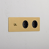 Tuimelschakelaar & 2x Rond Schuko Type F Stopcontact (Drievoudige Afdekplaat) - Antiek Messing (Zwart Inzetstuk)