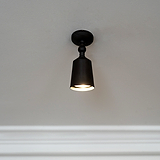 Brons Baylis enkelvoudige 50mm Spotlight aan wit plafond die naar beneden schijnt.