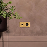 USB-C 30W voedingsmodule & rond Schuko Type F stopcontact in antieke messing op dubbele afdekplaat met zwart inzetstuk.