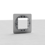 Beschilderbare afdekplaat (enkel) voor 1x 45mm module, grijs, met centraal vierkant gat op lichte achtergrond.