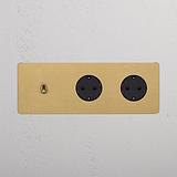 Antiek Messing driedubbele frontplaat met Tuimelschakelaar en 2x Schuko Type F stopcontacten, voorzien van een zwart inzetstuk.