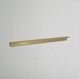 Antieke messing Oxford Rand-trekgreep 384mm grote handgreep gemonteerd op een minimalistische plank.