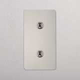 Dubbele verticale licht tuimelschakelaar op witte achtergrond: Gepolijst Nikkel Dubbele 2x verticale tuimelschakelaar