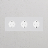 Drie witte Schuko Type F stopcontacten met een overschilderbare drievoudige afdekplaat, ontworpen voor veelzijdige interieurintegratie.