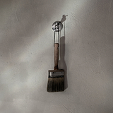 Hyde Haak - Gepolijst Nikkel, een gepolijste nikkelen haak, gemonteerd op een gestructureerde muur voor een elegante organisatie.