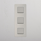 Verticale drievoudige tuimelschakelaar in Gepolijst Nikkel Wit op witte achtergrond