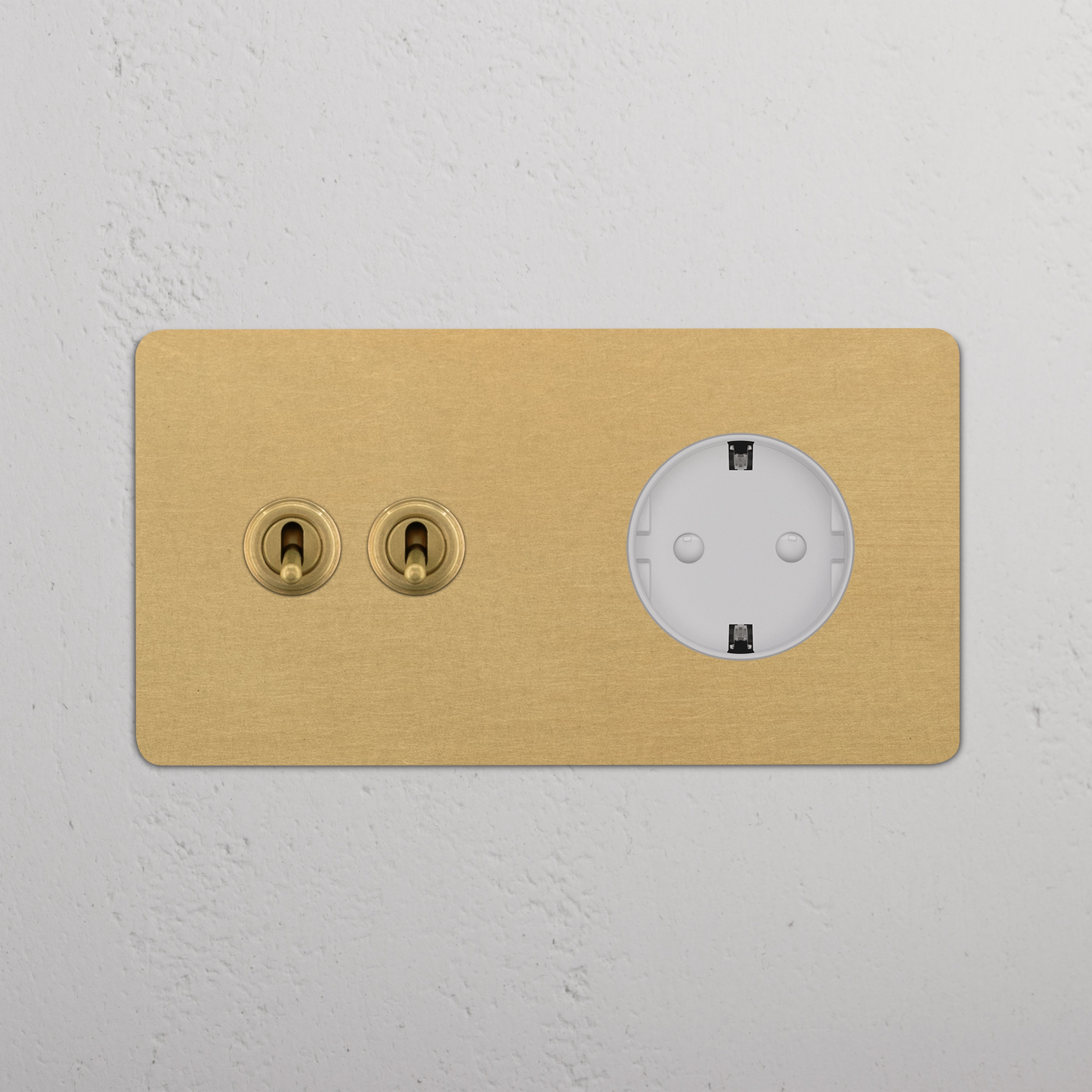 Antieke Messing dubbele afdekplaat met 2x tuimelschakelaar & Rond Schuko Type F stopcontact (Wit Inzetstuk).