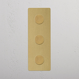Verticale dimmer schakelaar met drievoudige functionaliteit in Antiek Messing op witte achtergrond