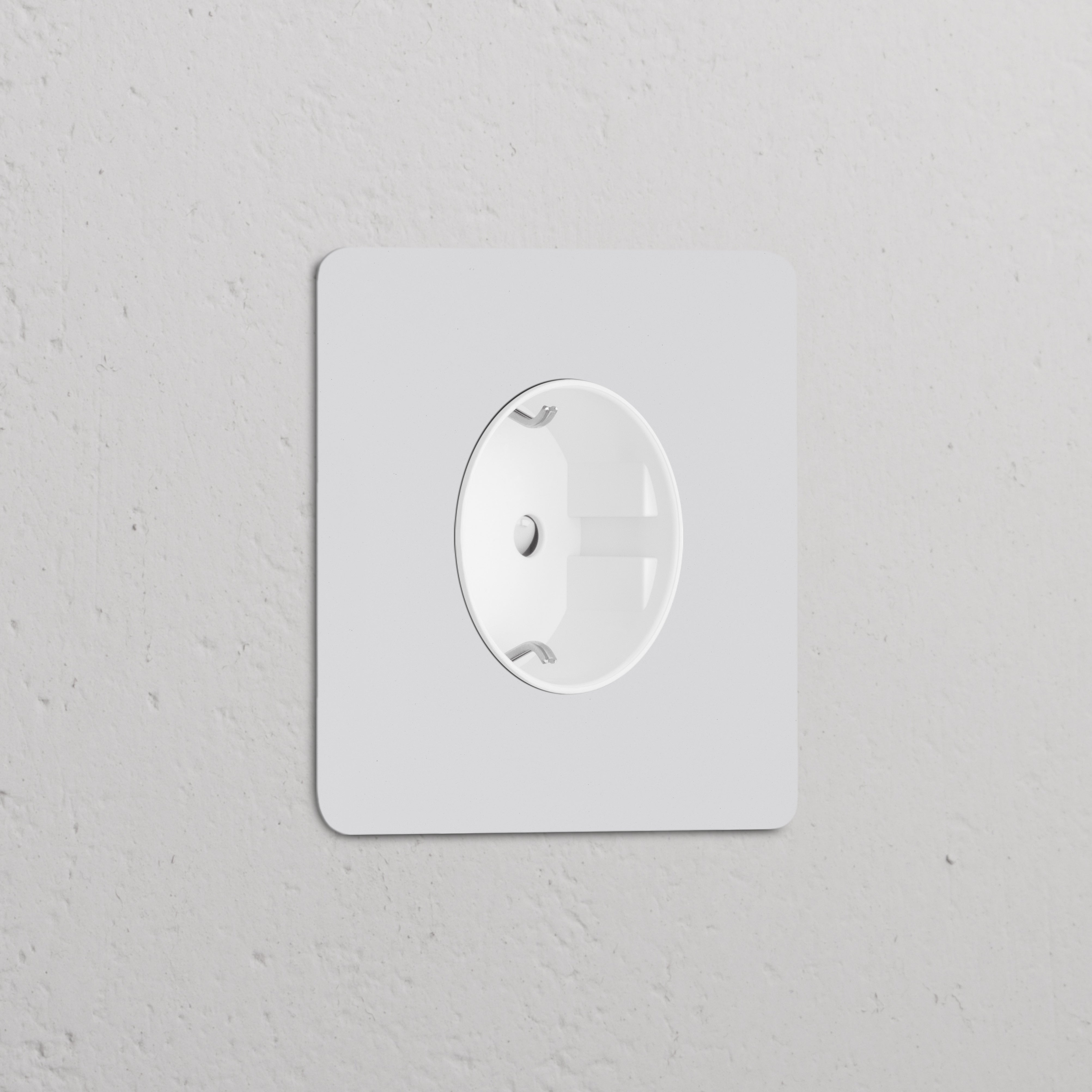 Rond Schuko Type F Stopcontact, Enkele Afdekplaat, Beschilderbaar Wit, op een lichtgekleurde structuurmuur.