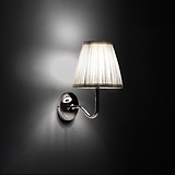 Malvern Kleine Wandlamp in Alabaster Wit schuin en aangezet tijdens de nacht
