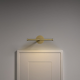 Taylor schilderijverlichting 220mm in Antiek Messing gemonteerd op een grijze muur voor kunstverlichting.