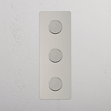 Hoge capaciteit verticale lichtintensiteit schakelaar: Gepolijst Nikkel drievoudige 3x verticale dimmer schakelaar op witte achtergrond