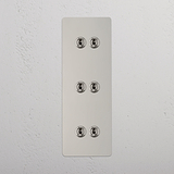 Verticale licht tuimelschakelaar met supercapaciteit: Gepolijst Nikkel Drievoudige 6x verticale tuimelschakelaar op witte achtergrond