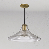 Hammersmith Grote Hanglamp met geribbeld glas en antiek messing armatuur, elegant opgehangen aan het plafond.
