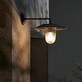 Kensington Wandlamp Geribbeld Glas in brons, medium wandlamp met geribbelde glazen kap aan een muur gemonteerd.