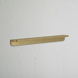 Medium handgreep 'Oxford Rand-trekgreep 224mm' in antiek messing, elegante afwerking voor kasten en laden.