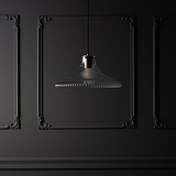 Hammersmith Grote Hanglamp met geribbeld glas en antieke messing afwerking, die een donkere kamer elegant verlicht.