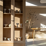 Bronzen Bayswater Meubelknop op een houten kast in een zonnige kamer, ter versterking van het elegante decor.