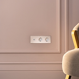 USB-C 30W-voedingsmodule en twee Schuko Type F-stopcontacten (drievoudige plaat) in gepolijst nikkel met witte inzet.