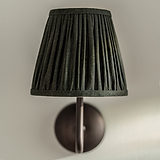 Malvern Kleine Wandlamp in Diepgroen vooraanzicht en close-up van de geplooide kap