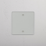 Decoratief woning detail: esthetisch doorzichtig wit enkele lege plaat op witte achtergrond