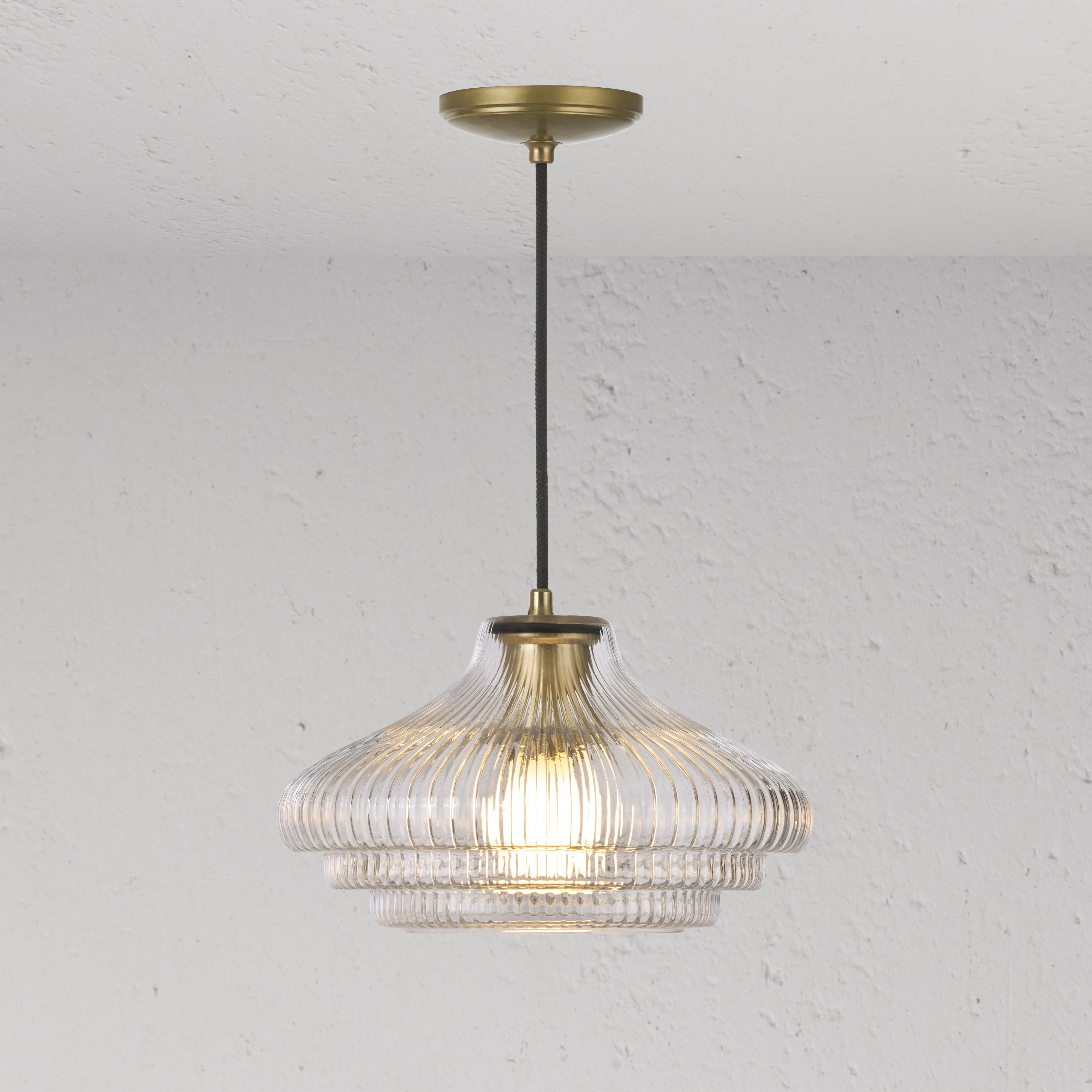 Brookfield Medium Hanglamp Geribbeld Glas, geribbelde glazen hanglamp met Antiek Messing afwerking.