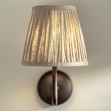 Malvern Kleine Wandlamp in Naturel Beige vooraanzicht en close-up van de geplooide kap en aangezet