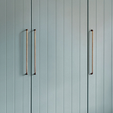 Sycamore Meubelgreep 384mm in Antiek Messing op lichtblauwe kastdeuren; elegante grote handgrepen.
