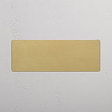 Antiek Messing drievoudige lege plaat, minimalistische stijl op witte achtergrond