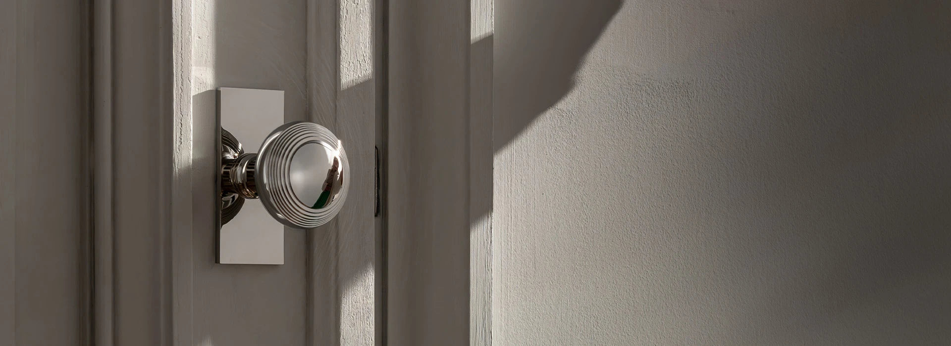 Poignées de tirage en laiton ancien pour porte Corston sur porte blanche