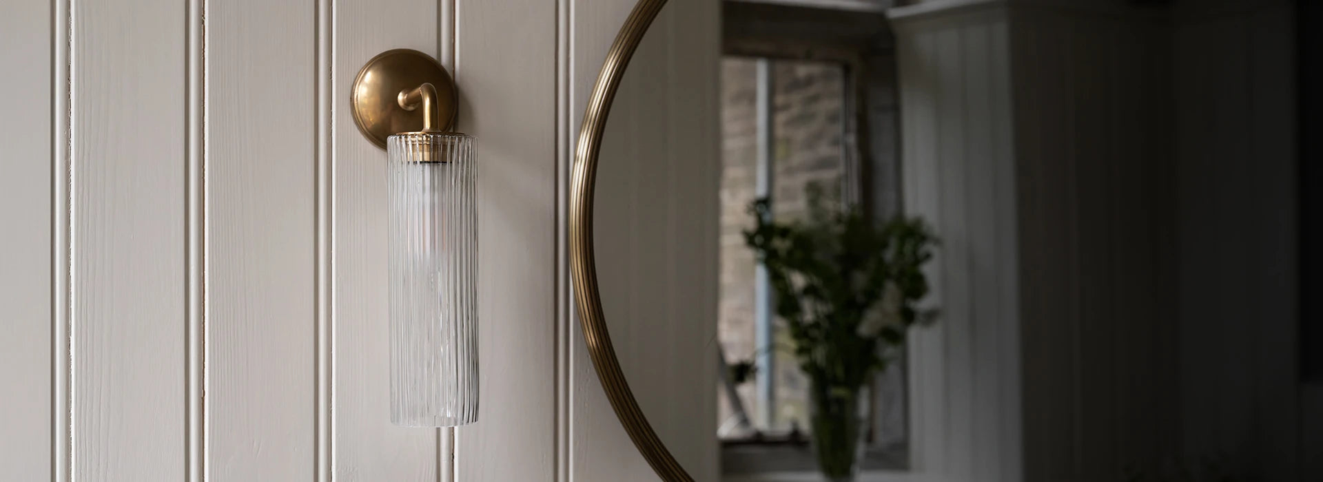 Eclairages de Salle de Bains Claremont Petite Applique Murale en Bronze avec Verre Cannelé Corston