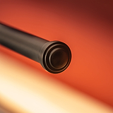 Cylindre noir sur fond dégradé rouge-jaune, éclairé par Taylor Picture Light 400 mm.