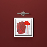 Peinture abstraite aux formes rouges sur toile blanche, éclairée par une lampe Taylor Picture Light en nickel poli sur un mur rouge.